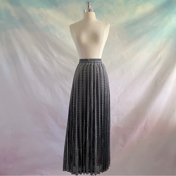 Chartou Dresses & Skirts - Black and Silver Pleated Skirt Size XXL